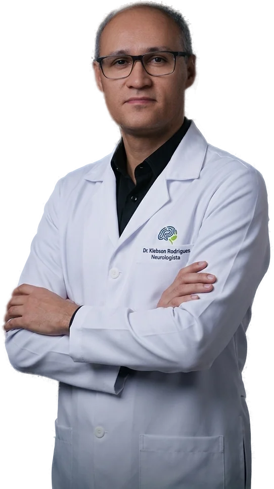 Dr. Klebson Rodrigues de braços cruzados, de jaleco